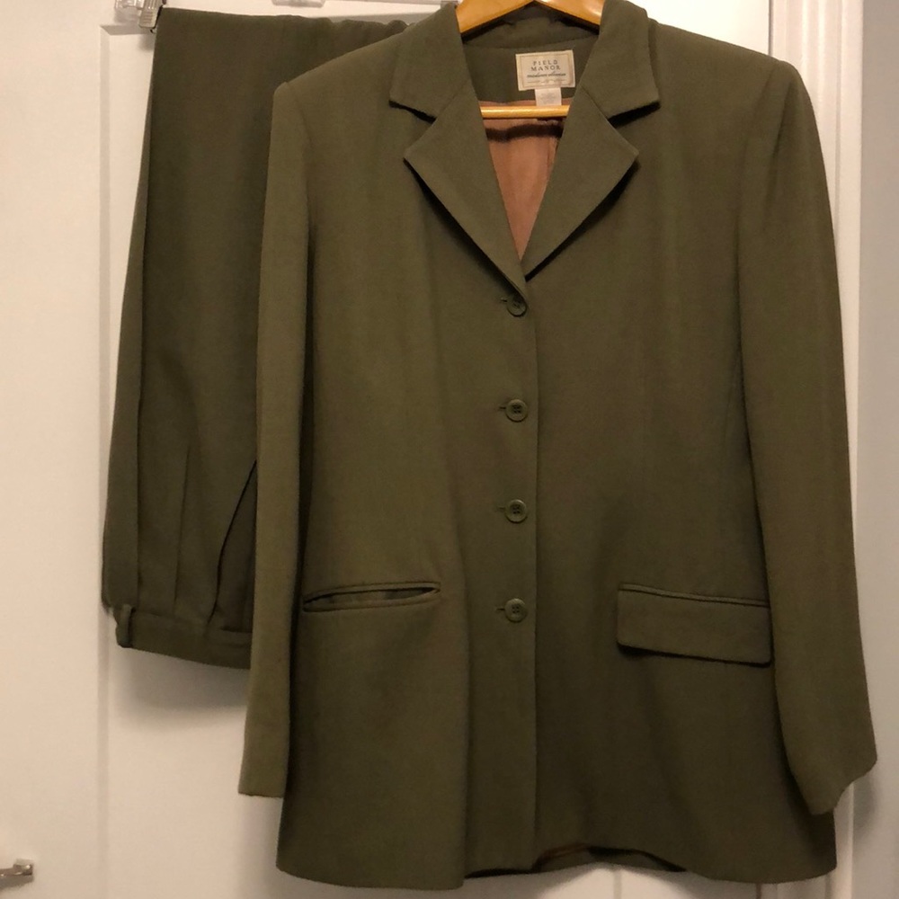 Beautiful Macy’s Field Manor Lined Wool Suit.Sz 12